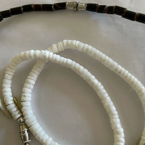 Bundle of shell necklace & 2 Bracelets - Picture 3 of 3